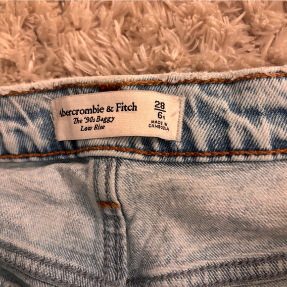 Abercrombie and Fitch “The 90’s Baggy Low Rise” Size 28 - Picture 2 of 3